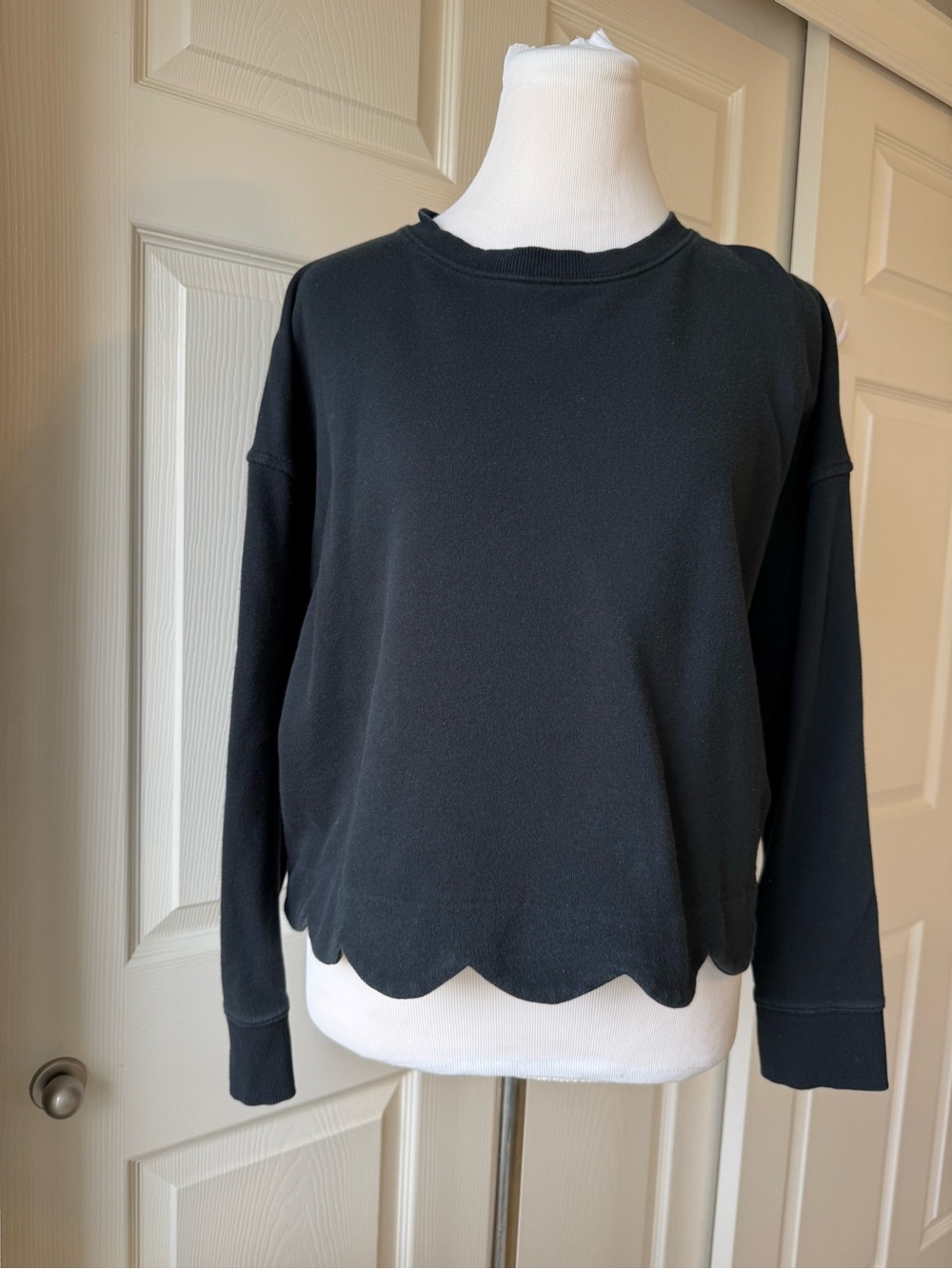 Vineyard Vines Women’s Black Crewneck Pullover Sweatshirt Scalloped Hem L